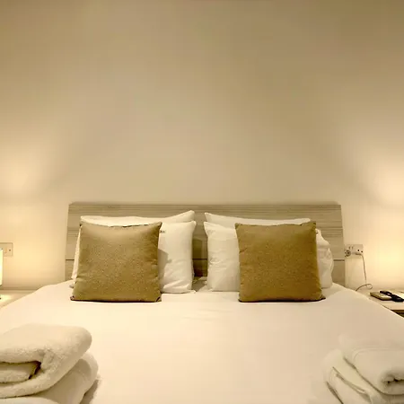 Unique 4 Bedroom Townhouse Off The Ferienhaus Sliema