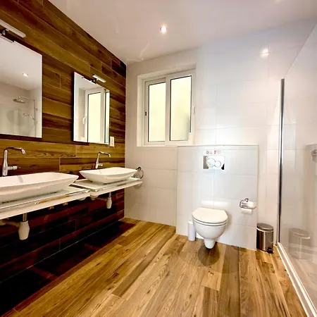 Unique 4 Bedroom Townhouse Off The *