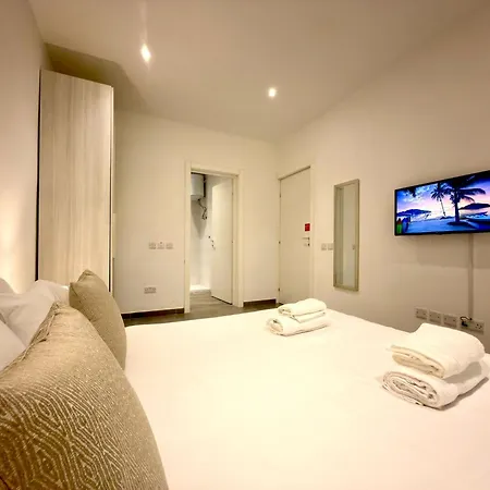 Unique 4 Bedroom Townhouse Off The