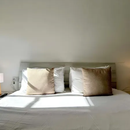 بيت للعطل Unique 4 Bedroom Townhouse Off The