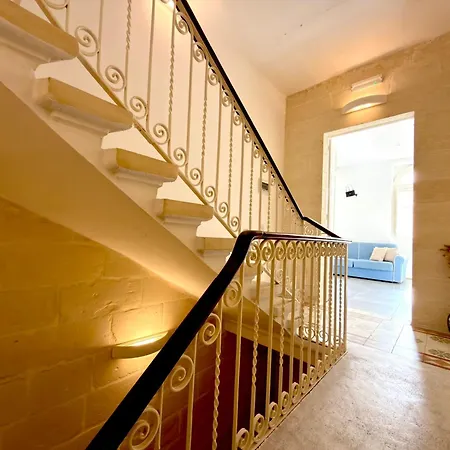 Unique 4 Bedroom Townhouse Off The *
