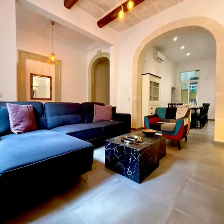 Tatil Evi Unique 4 Bedroom Townhouse Off The *