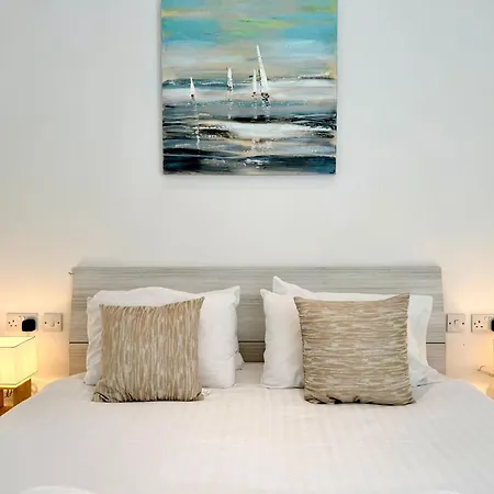 Unique 4 Bedroom Townhouse Off The *