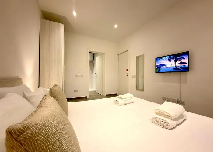 Unique 4 Bedroom Townhouse Off The