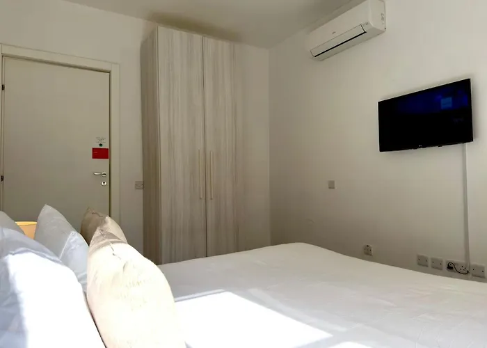 Unique 4 Bedroom Townhouse Off The *