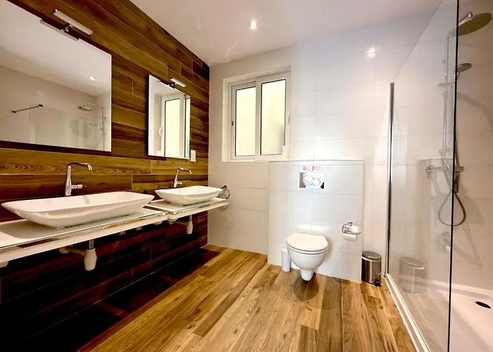 Unique 4 Bedroom Townhouse Off The *