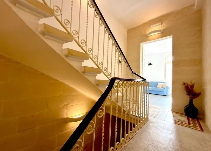 Unique 4 Bedroom Townhouse Off The *