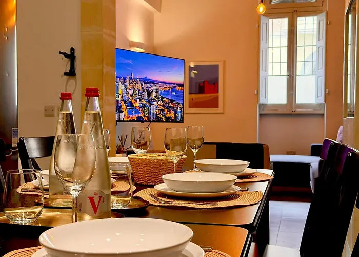 Unique 4 Bedroom Townhouse Off The Case de vacanță Sliema