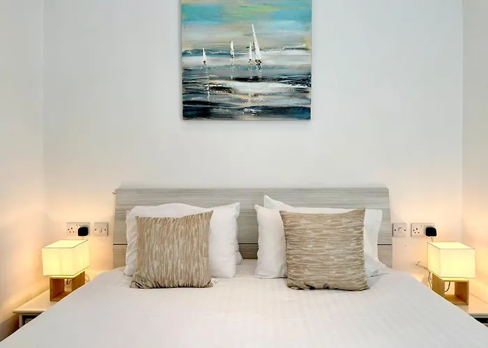 Unique 4 Bedroom Townhouse Off The *