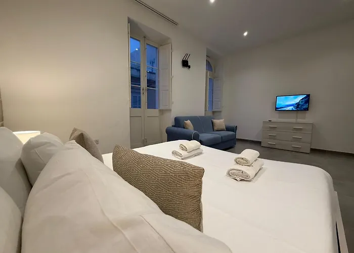 Unique 4 Bedroom Townhouse Off The Case de vacanță Sliema