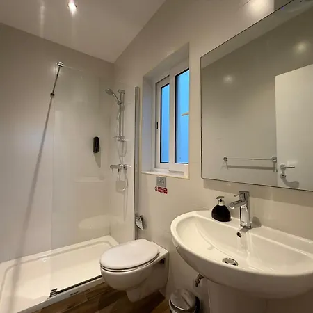 펜션 Unique 4 Bedroom Townhouse Off The *